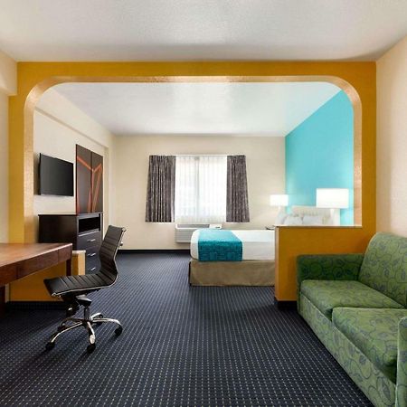 Howard Johnson By Wyndham San Antonio Hotel & Suites Exterior foto