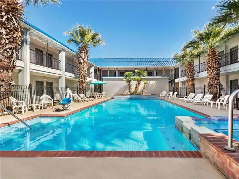 Howard Johnson By Wyndham San Antonio Hotel & Suites Exterior foto