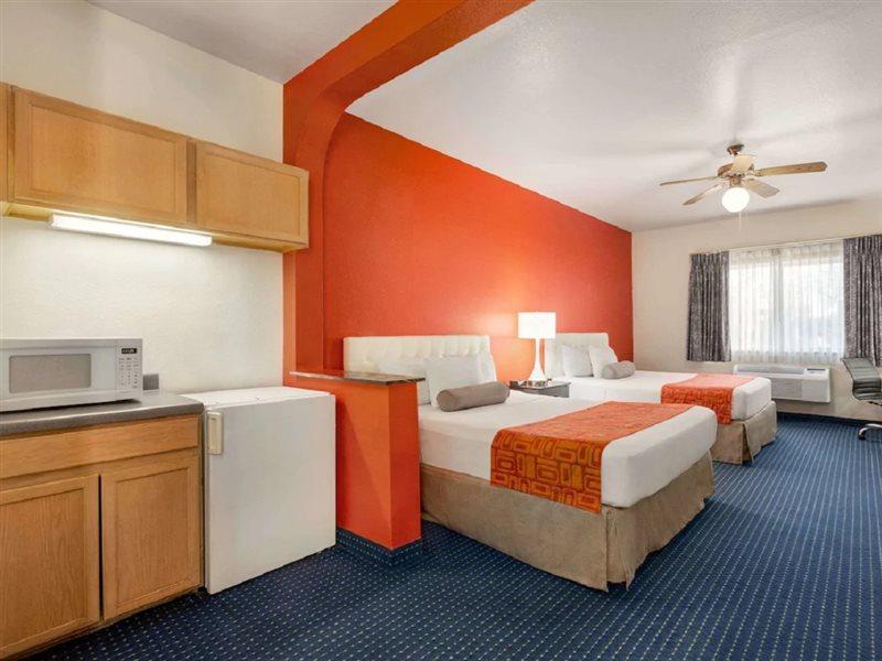 Howard Johnson By Wyndham San Antonio Hotel & Suites Exterior foto