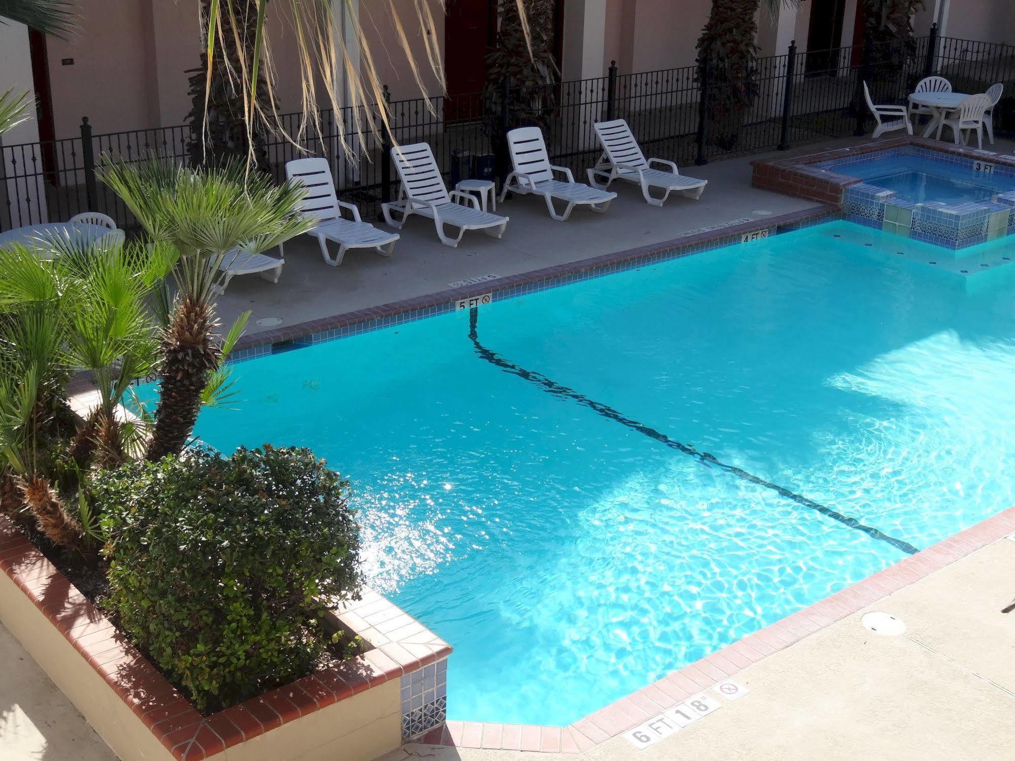 Howard Johnson By Wyndham San Antonio Hotel & Suites Exterior foto