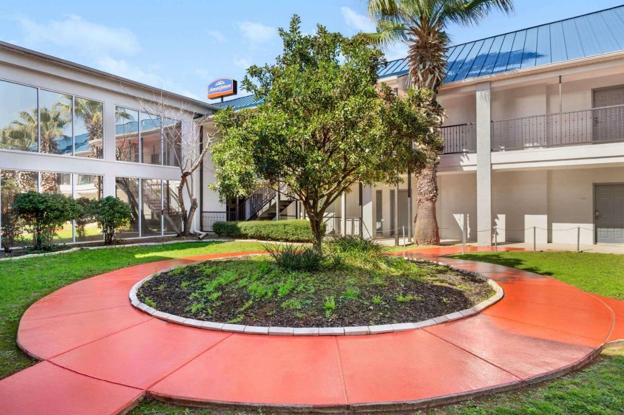 Howard Johnson By Wyndham San Antonio Hotel & Suites Exterior foto