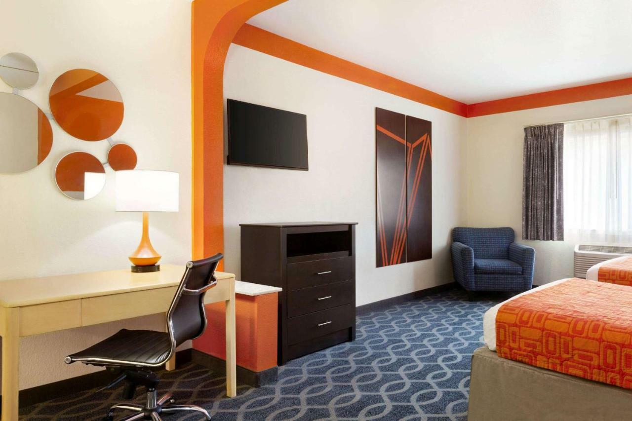 Howard Johnson By Wyndham San Antonio Hotel & Suites Exterior foto