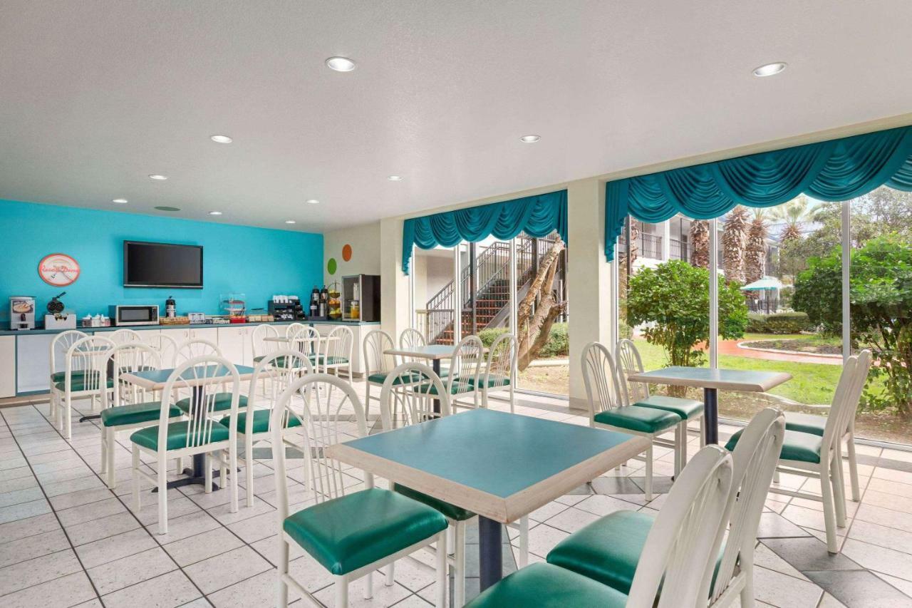 Howard Johnson By Wyndham San Antonio Hotel & Suites Exterior foto