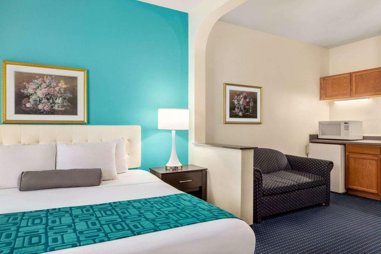 Howard Johnson By Wyndham San Antonio Hotel & Suites Exterior foto