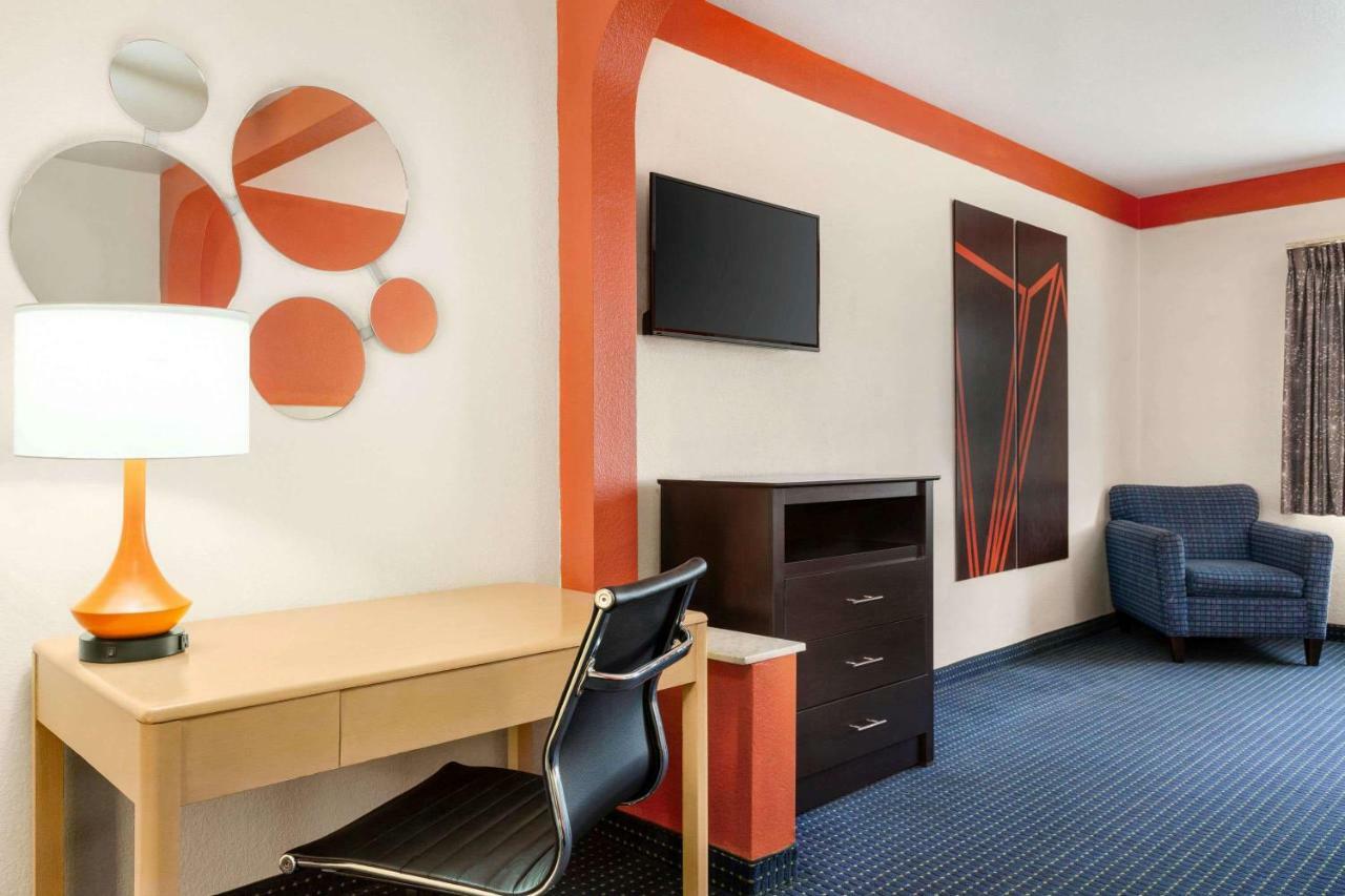 Howard Johnson By Wyndham San Antonio Hotel & Suites Exterior foto