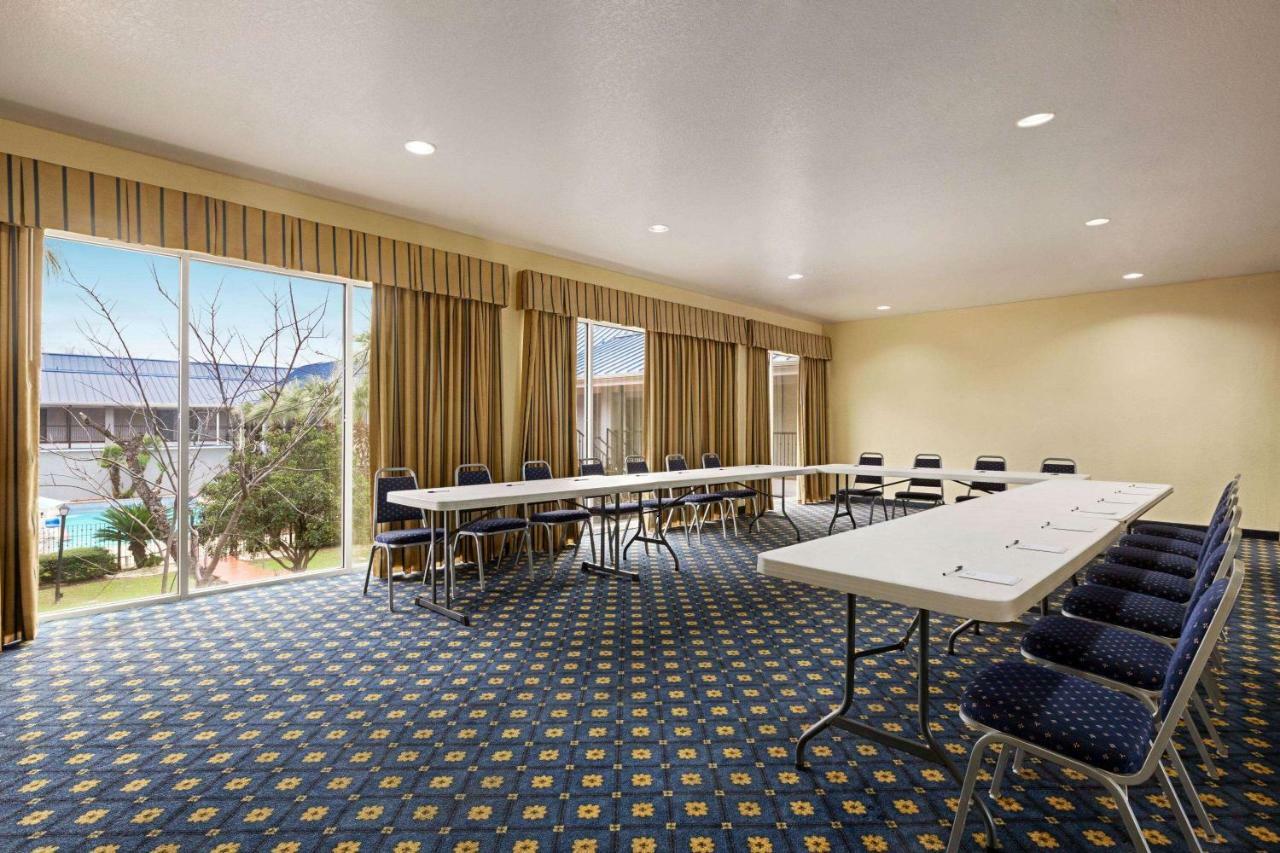 Howard Johnson By Wyndham San Antonio Hotel & Suites Exterior foto
