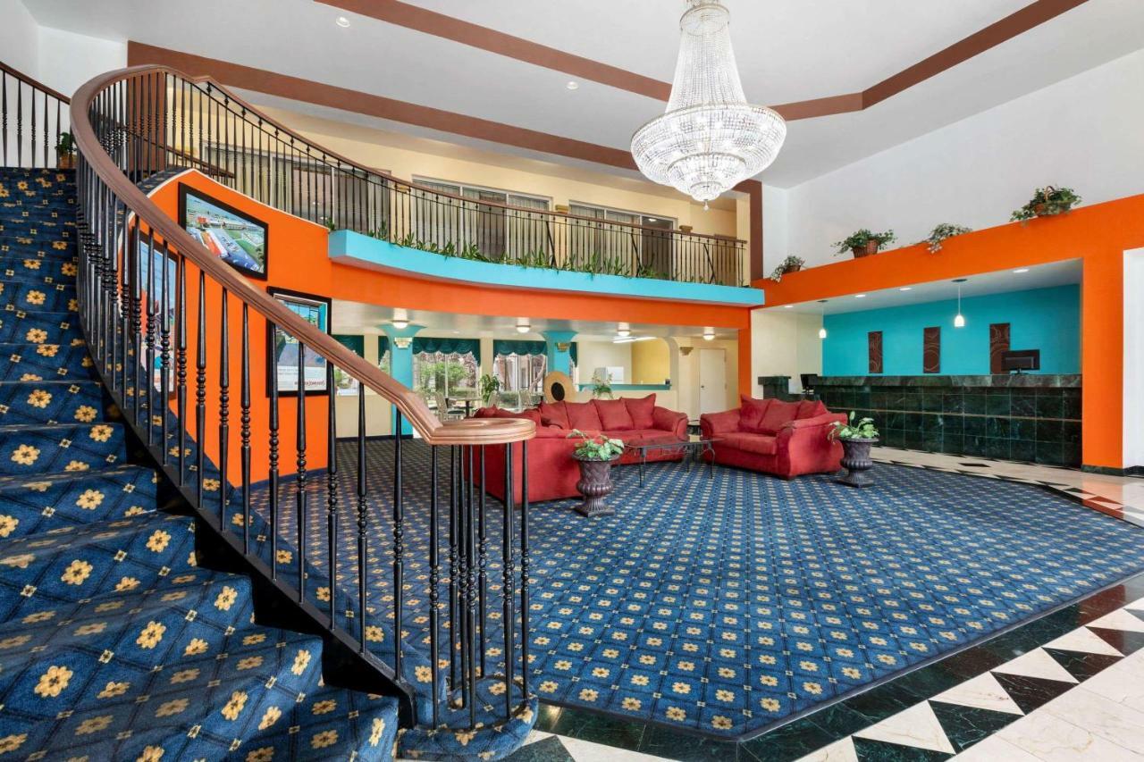 Howard Johnson By Wyndham San Antonio Hotel & Suites Exterior foto