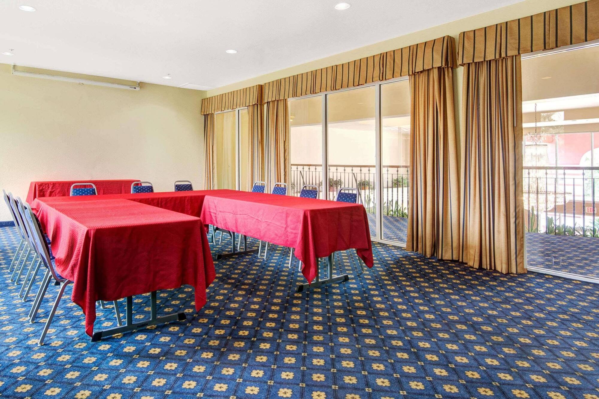 Howard Johnson By Wyndham San Antonio Hotel & Suites Exterior foto
